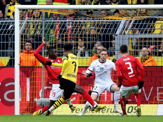  奥格斯堡门将神勇发挥，德甲多次扑救力保平局  